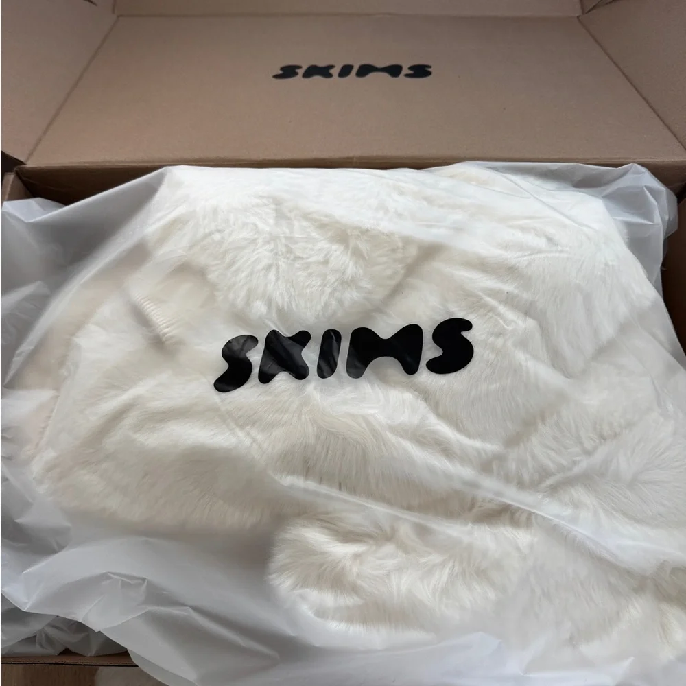 SKIMS Faux Fur zip up jacket - Picture 4 of 4